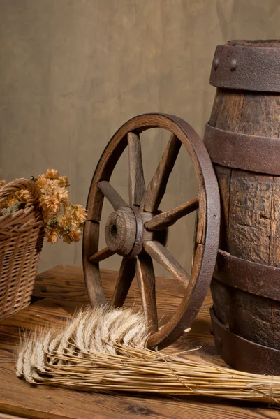 バレルと大麦のレトロな静物 — ストック写真