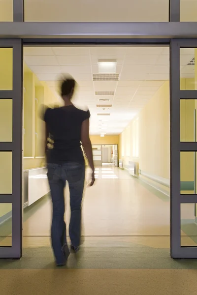 Woman entering a hospital — Stock Photo, Image