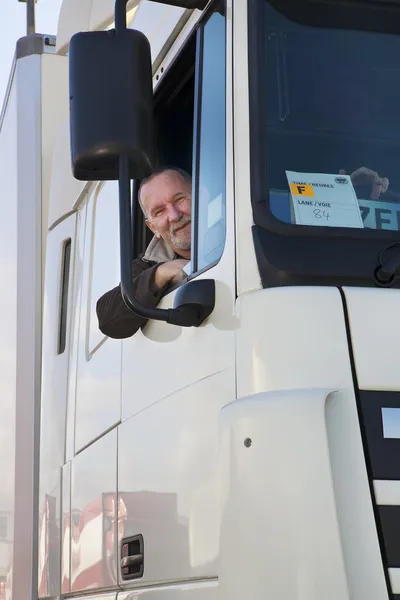 Vrachtwagenchauffeur en zijn truck. — Stockfoto