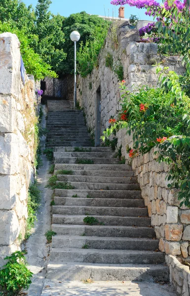 Узкая старая улица в Дубровнике, Хорватия Стоковое Изображение