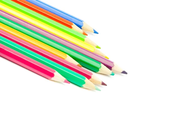 Χρωματικά μολύβια που απομονώνονται σε λευκό φόντο από κοντά — Φωτογραφία Αρχείου