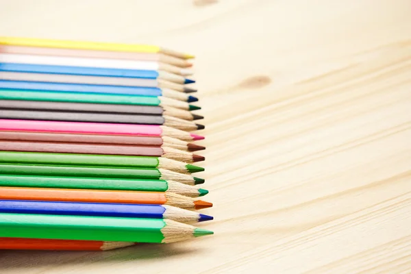 Primer plano de muchos lápices de colores diferentes — Foto de Stock