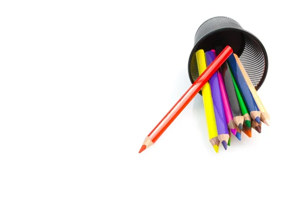 Kleur potloden en container op witte achtergrond — Stockfoto