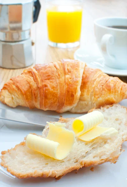 早餐咖啡和牛角面包 — 图库照片