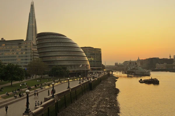 London City Hall, o fragmento e os edifícios circundantes ao longo do rio Tâmisa ao pôr do sol — Fotografia de Stock