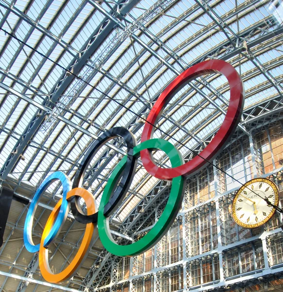 Олимпийские кольца в Лондоне Сент-Панкрас — стоковое фото