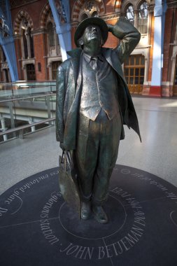 John betjeman heykeli st pancras uluslararası istasyonu