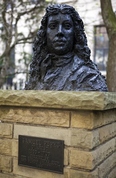 Busta Samuel pepys v kypící garden lane — Stock fotografie