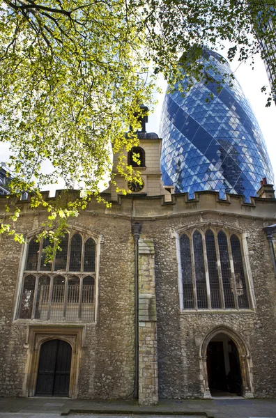 St Helen's Bishopsgate in the shadow of the Gherkin in London — Stock Photo, Image