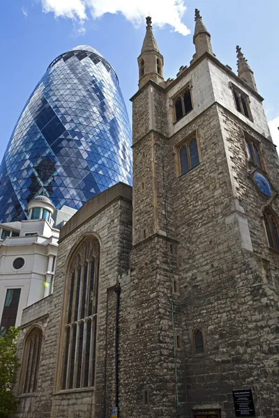 St Andrew Undershaft Church and the Gherkin — Stock Photo, Image