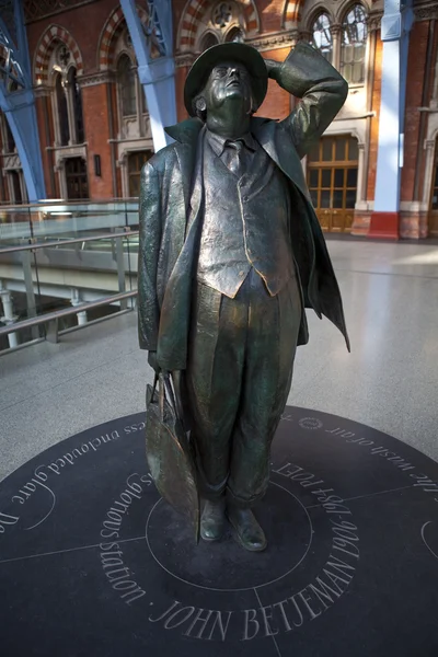 John betjeman άγαλμα στο διεθνή σταθμό st pancras — Φωτογραφία Αρχείου