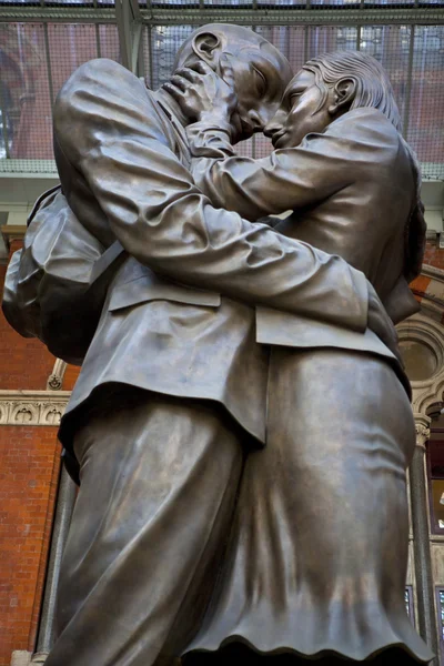 El lugar de encuentro Escultura en la estación de St Pancras — Foto de Stock