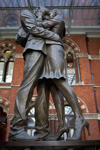 El lugar de encuentro Escultura en la estación de St Pancras —  Fotos de Stock