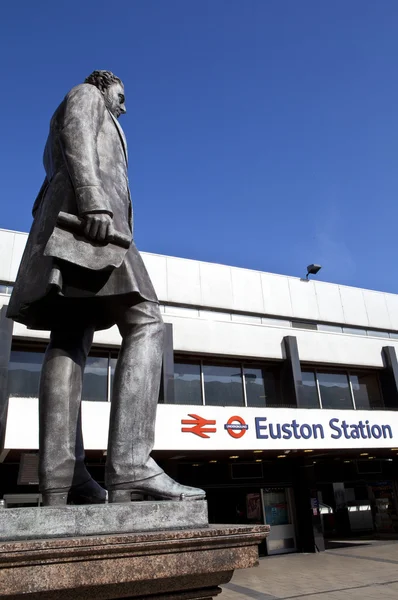 Robert stephenson statue am euston station — Stockfoto