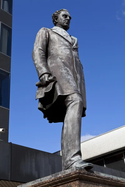 罗伯特 · 斯蒂芬森雕像在尤斯顿车站 — 图库照片