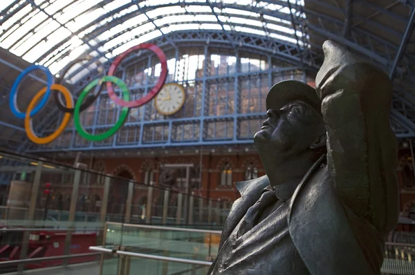 John betjeman άγαλμα και Ολυμπιακούς δακτυλίους στο st pancras — Φωτογραφία Αρχείου