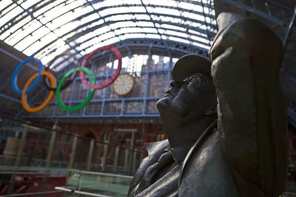John betjeman άγαλμα και Ολυμπιακούς δακτυλίους στο st pancras — Φωτογραφία Αρχείου