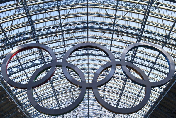 Gli anelli olimpici alla stazione internazionale di St Pancras — Foto Stock