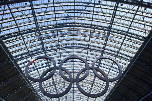Олимпийские кольца на вокзале Сент-Панкрас — стоковое фото