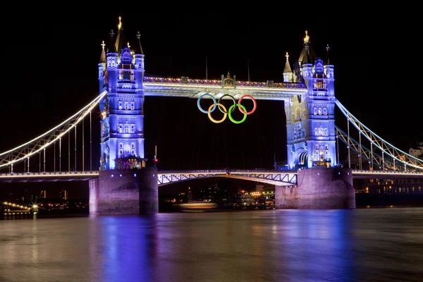 Tower bridge a olympijské kruhy — Stock fotografie