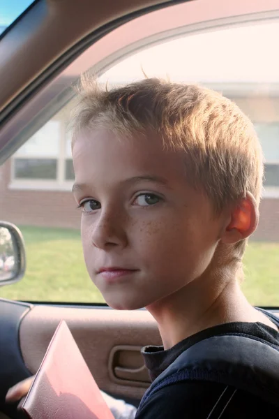 Αγόρι σε αυτοκίνητο στο σχολείο — Φωτογραφία Αρχείου