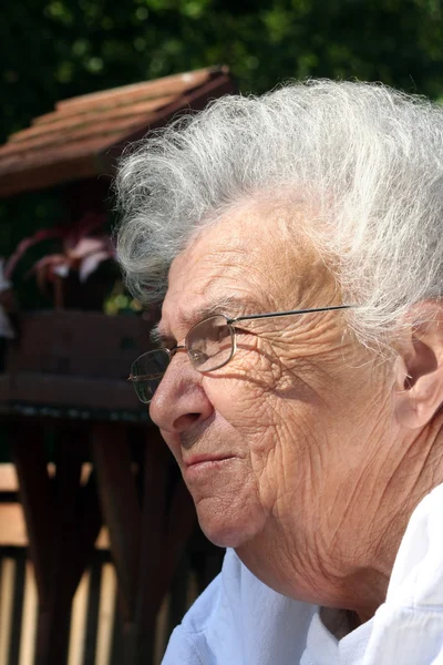 Donna anziana che sogna ad occhi aperti — Foto Stock