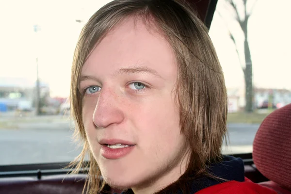 Μπλε-eyed έφηβος σε αυτοκίνητο — Φωτογραφία Αρχείου