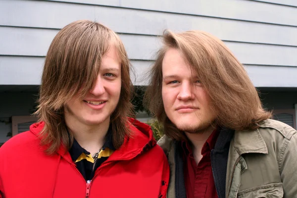 Długowłosy nastolatek braci — Zdjęcie stockowe