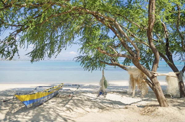 Barco de pesca en la playa en Dili Timor Oriental — Foto de Stock