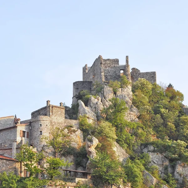 Castelvecchio di Rocca Barbena — kuvapankkivalokuva