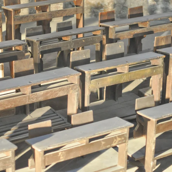 Столы старой школы — стоковое фото