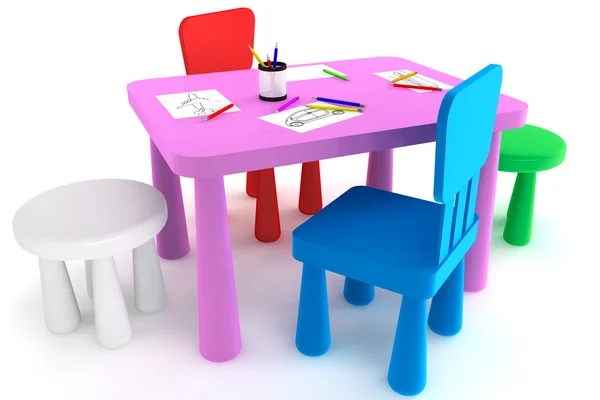 Красочные пластиковые детские стулья и стол — стоковое фото