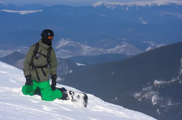 Snowboarder op de rand van een afgrond. — Stockfoto