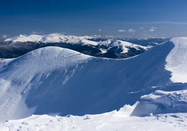 Auf der schneebedeckten Bergkette. — Stockfoto