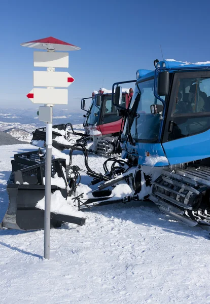 Two snowcats and the signboard. — Stock Photo, Image