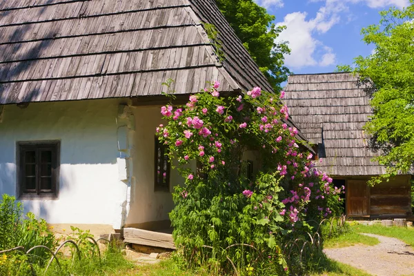 Casa de madeira tradicional velha — Fotografia de Stock