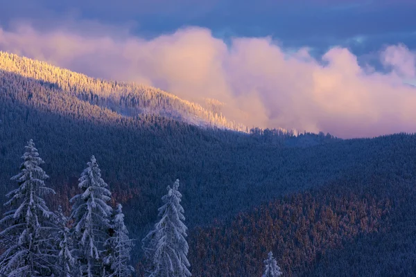 Zonsondergang in de winter-bergen — Stockfoto