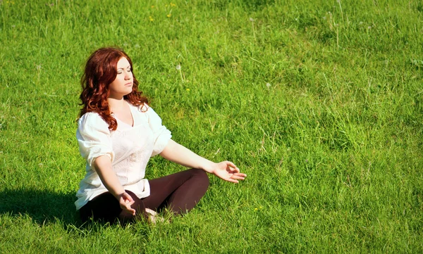 Práctica de yoga al aire libre — Foto de Stock