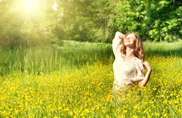 Красивая девушка наслаждается летним солнцем — стоковое фото