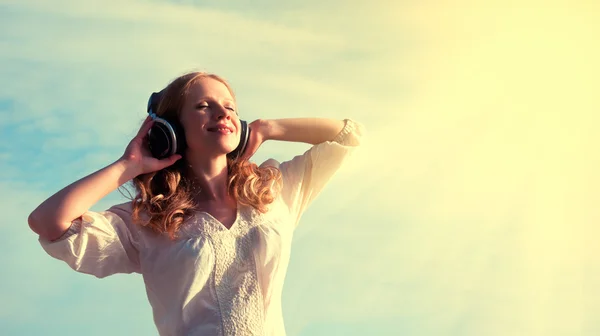 Mooi meisje luisteren naar muziek op hoofdtelefoon — Stockfoto