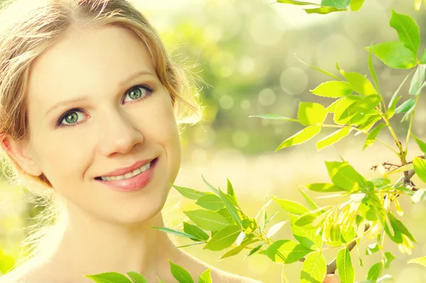 Face of beauty girl in nature — Stock Photo, Image
