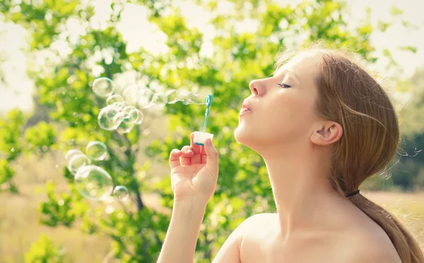 Beauty girl and bubbles on the nature — Stock Photo, Image