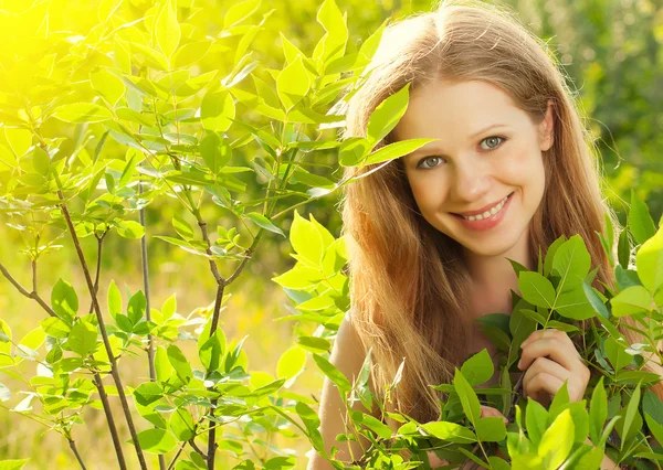Beauty girl in nature — Stock Photo, Image