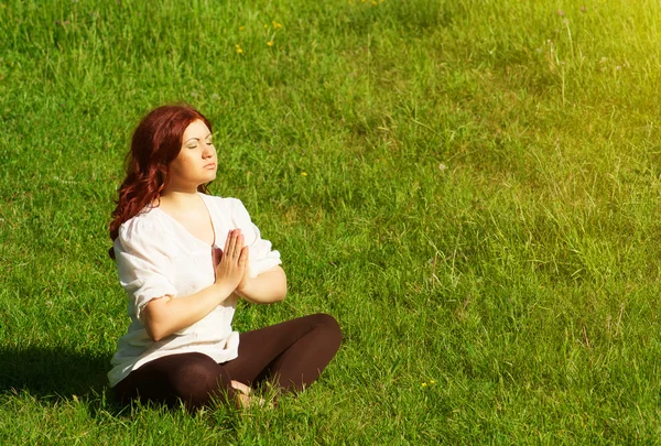 Yoga practice in the outdoors — Stock Photo, Image