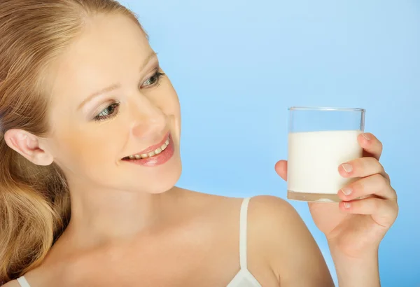 우유의 유리를 가진 아름 다운 건강 한 여자 — 스톡 사진