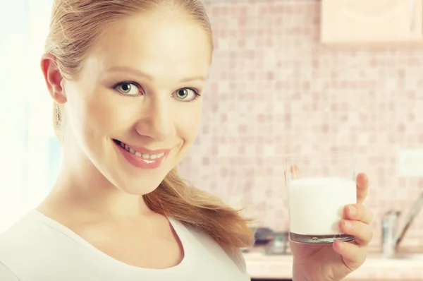 Hermosa chica sana con un vaso de leche —  Fotos de Stock