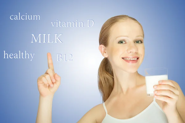 Έννοια της υγιεινής διατροφής. νεαρή γυναίκα με ένα ποτήρι γάλα — Φωτογραφία Αρχείου