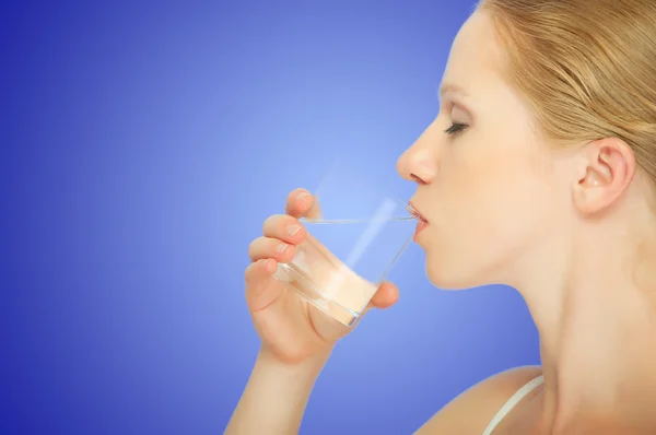 Zdravá holka pije sklenici čisté vody — Stock fotografie