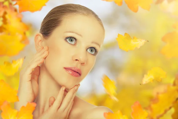 Höstens skönhet flicka Royaltyfria Stockbilder