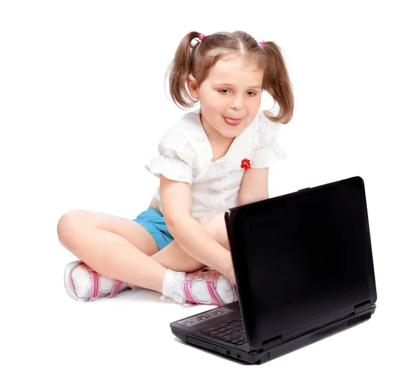 コンピューターの前に座っている小さな女の子 — ストック写真